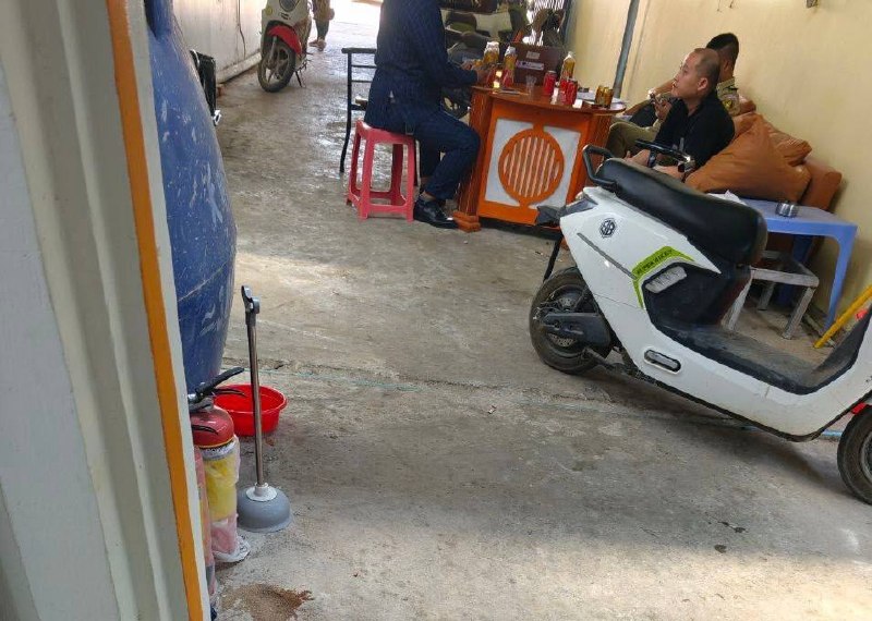 网友反馈:#财通 今天大检查,宪兵在挨家挨户的查。