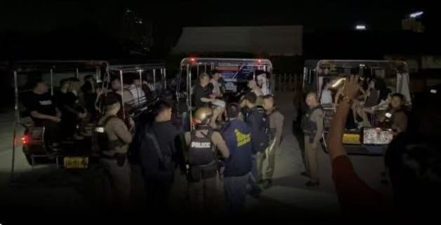 泰国 芭提雅警方突袭KTV,36名中国人疑涉吸毒被捕