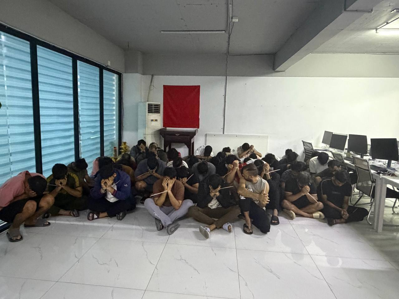 西港省宪兵突袭电诈窝点:抓获49名外籍男女