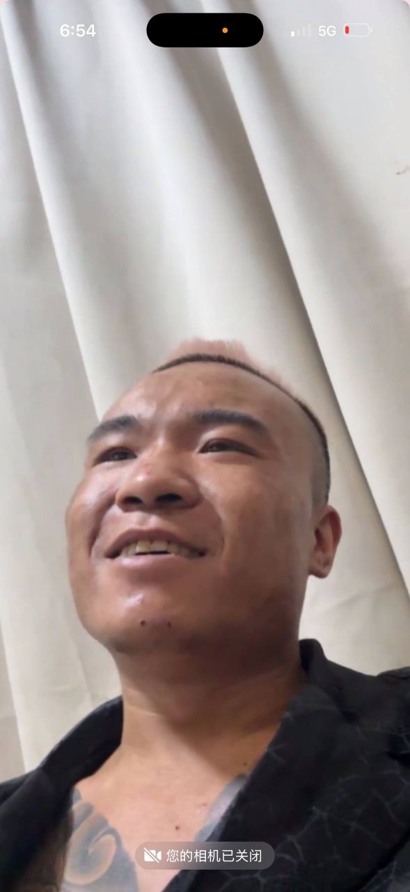 柬埔寨一群绑匪,带头的艺名,凌霄(原艺名胖6,图上那个人)小伟,阿秋,小刀,还有大鹏(之前贩毒被抓出来了)目前在柬埔寨财通,街上行凶开枪,绑架。