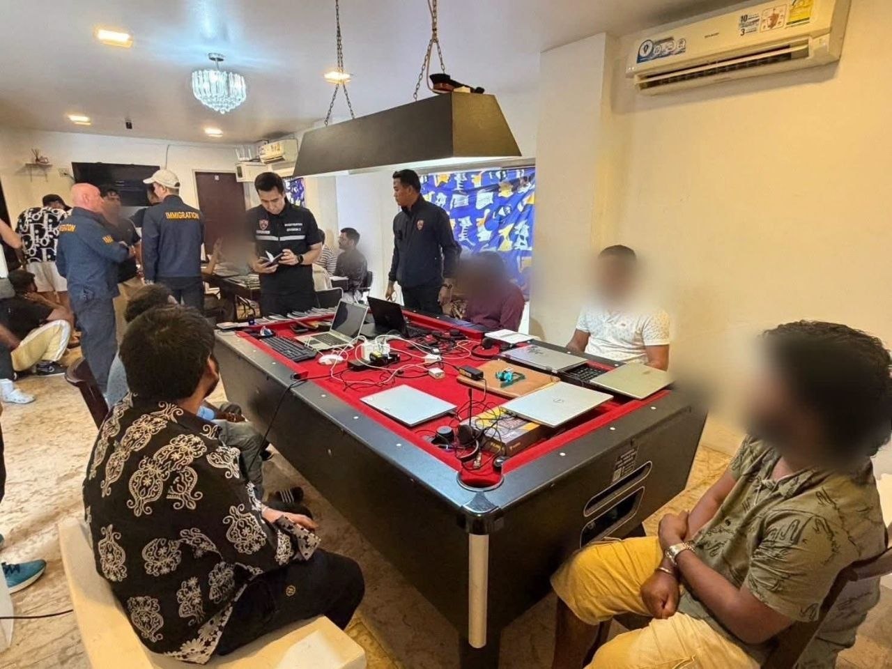 泰国资讯:春武里警方突袭豪华别墅 逮捕20名印度籍诈骗嫌疑人