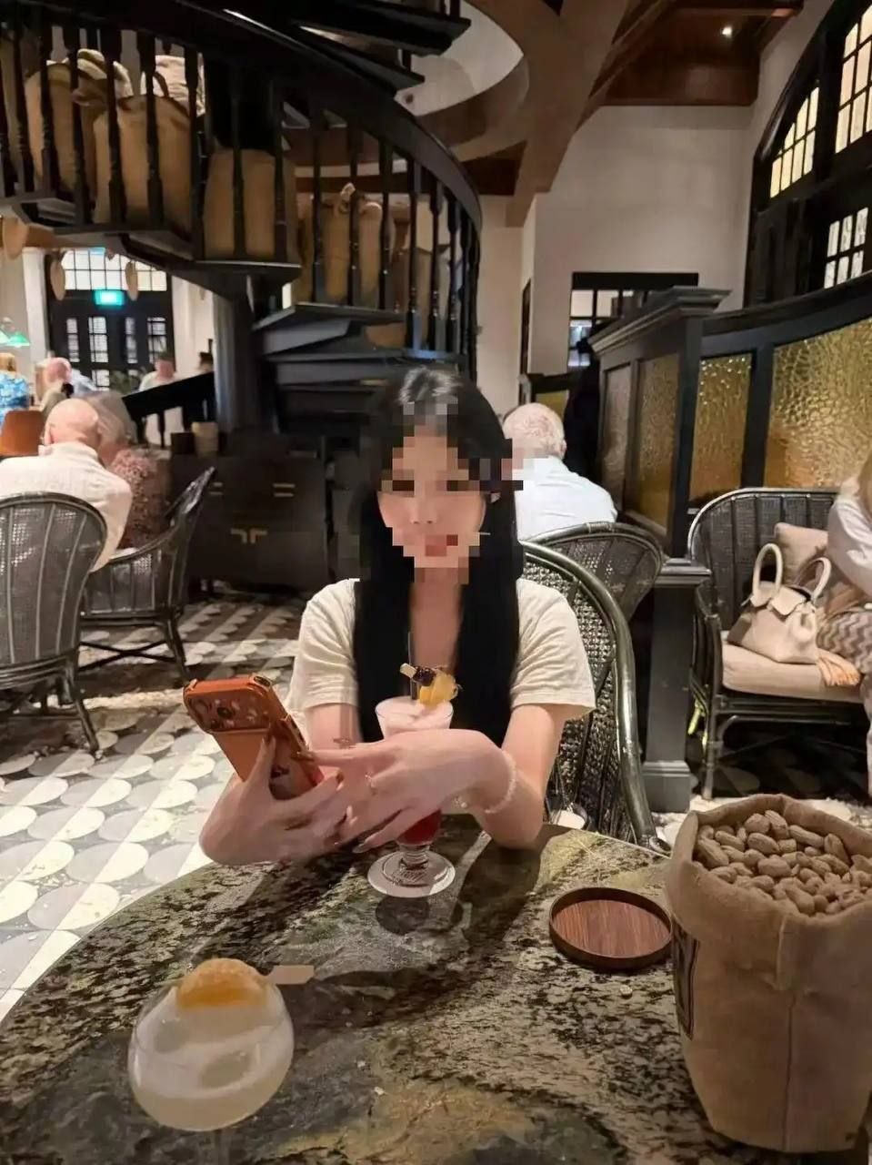 中国大一女学生赴泰过泼水节,惨遭拐骗贩卖至缅甸三佛塔电诈园区,家属缴高额赎金仍遭扣押!
