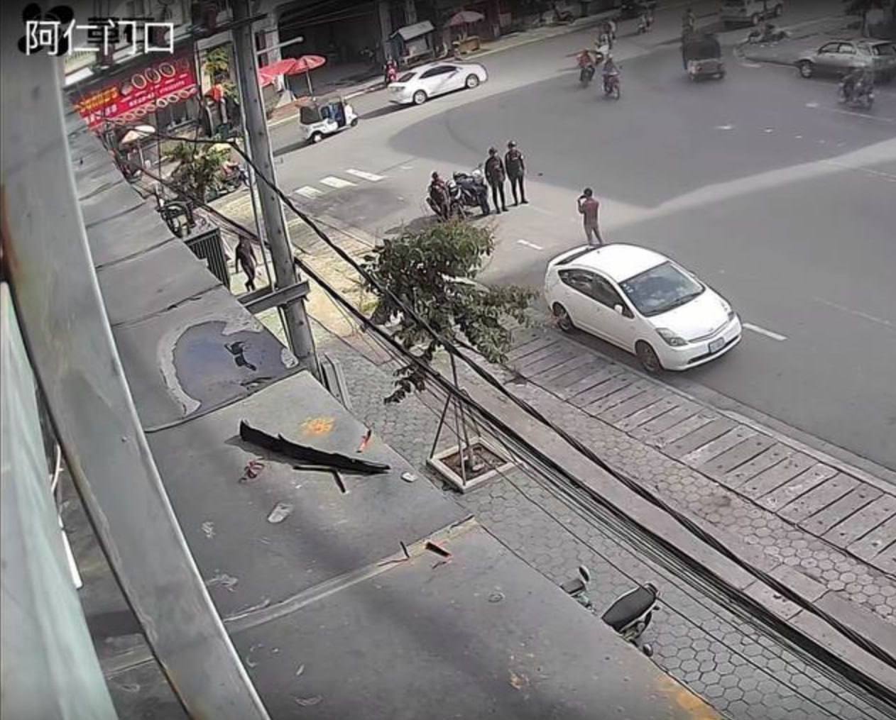 网友反馈:#西港 长城赌场一路今天要封路检查, 现在九州国际往小市场方向路口已经有几个宪兵到位了。