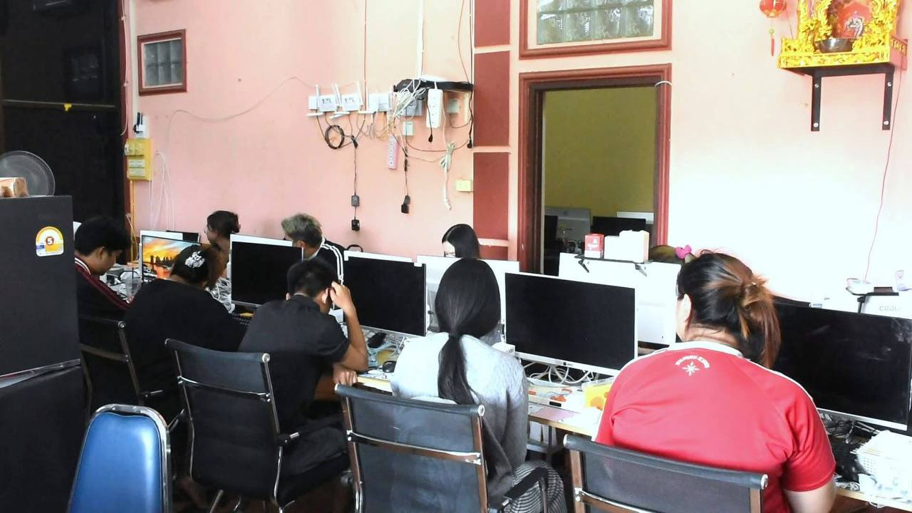 最新消息:🇱🇦老挝沙湾拿吉省警察局与省人民检察院合作,突击搜查了沙湾拿吉省凯山丰威汉县农皮村一家酒店,怀疑该酒店涉嫌计算机犯罪