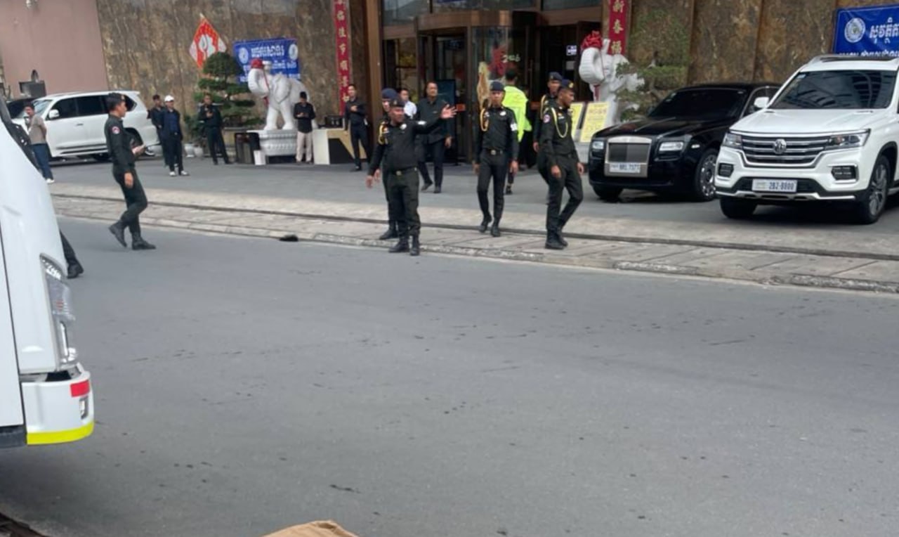 网友反馈:🇰🇭西港星际门口这边有一群宪兵警察,不知道是不是要检查,附近的兄弟小心了