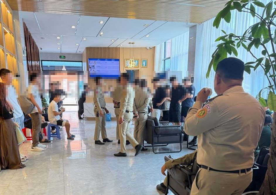 群友投稿:🇰🇭金边方舟酒店【壹号公馆】今天被移民局的人突击检查,抓到了一堆没护照的中国人,提醒没有护照的兄弟最近小心点,移民局和宪兵时不时就来检查。