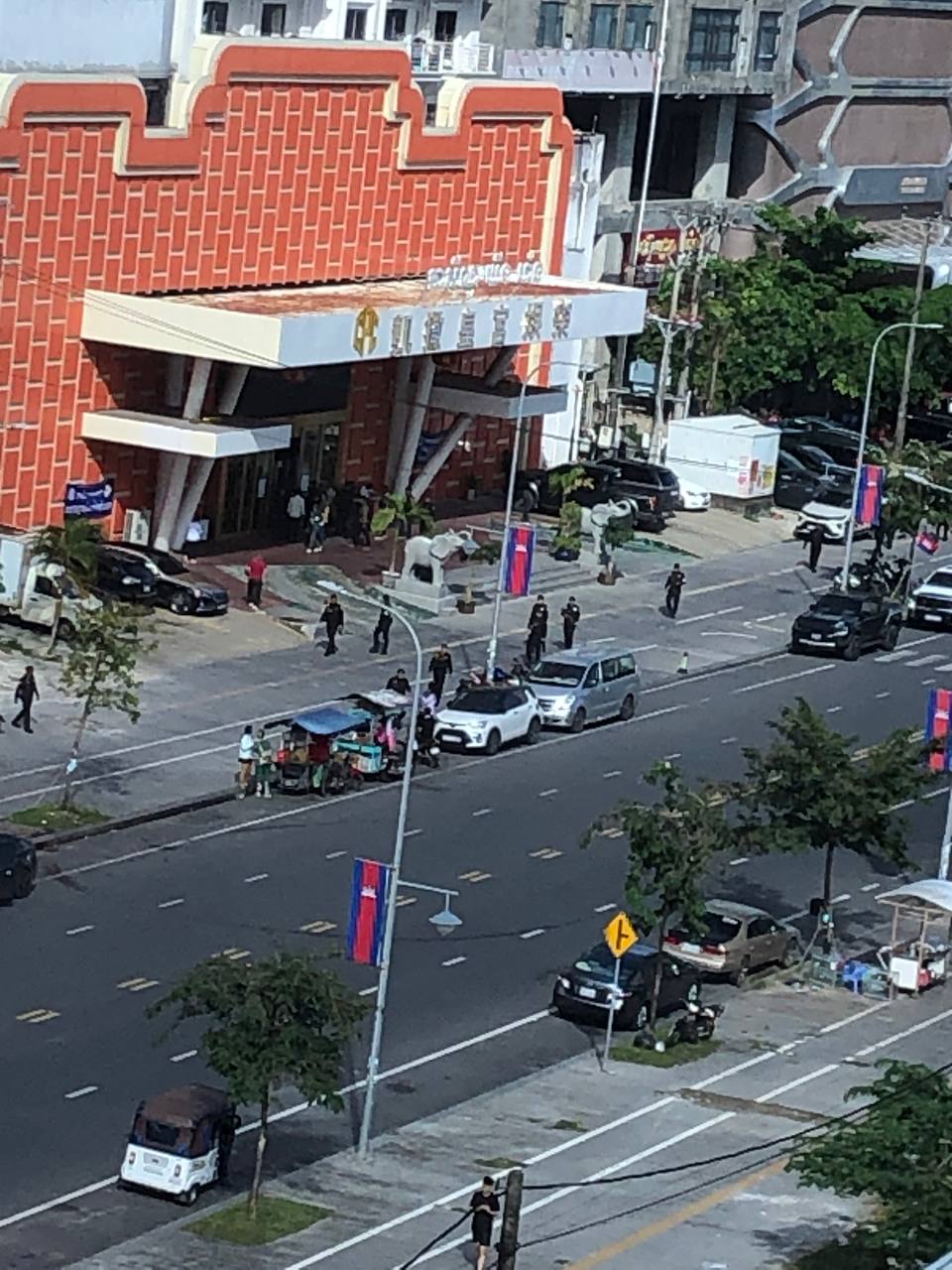 突发事件:🇰🇭西港凯撒皇宫经过这两天的曝光,今天也是被几十个宪兵照顾了一下