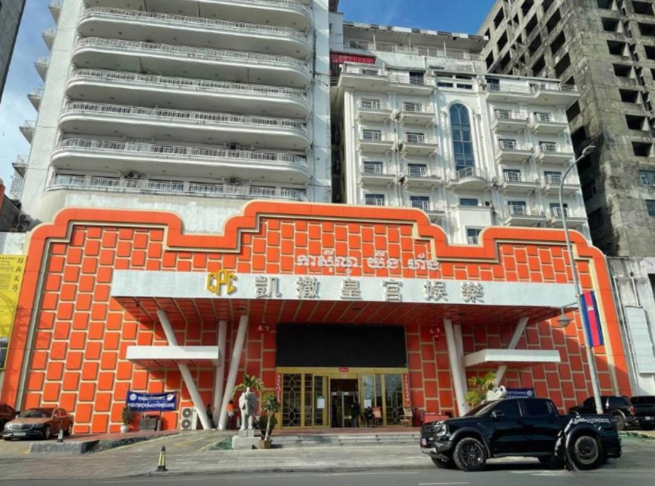 官媒 西港宪兵突袭“凯撒皇宫赌场” 扣押大批涉诈设备带走20余人