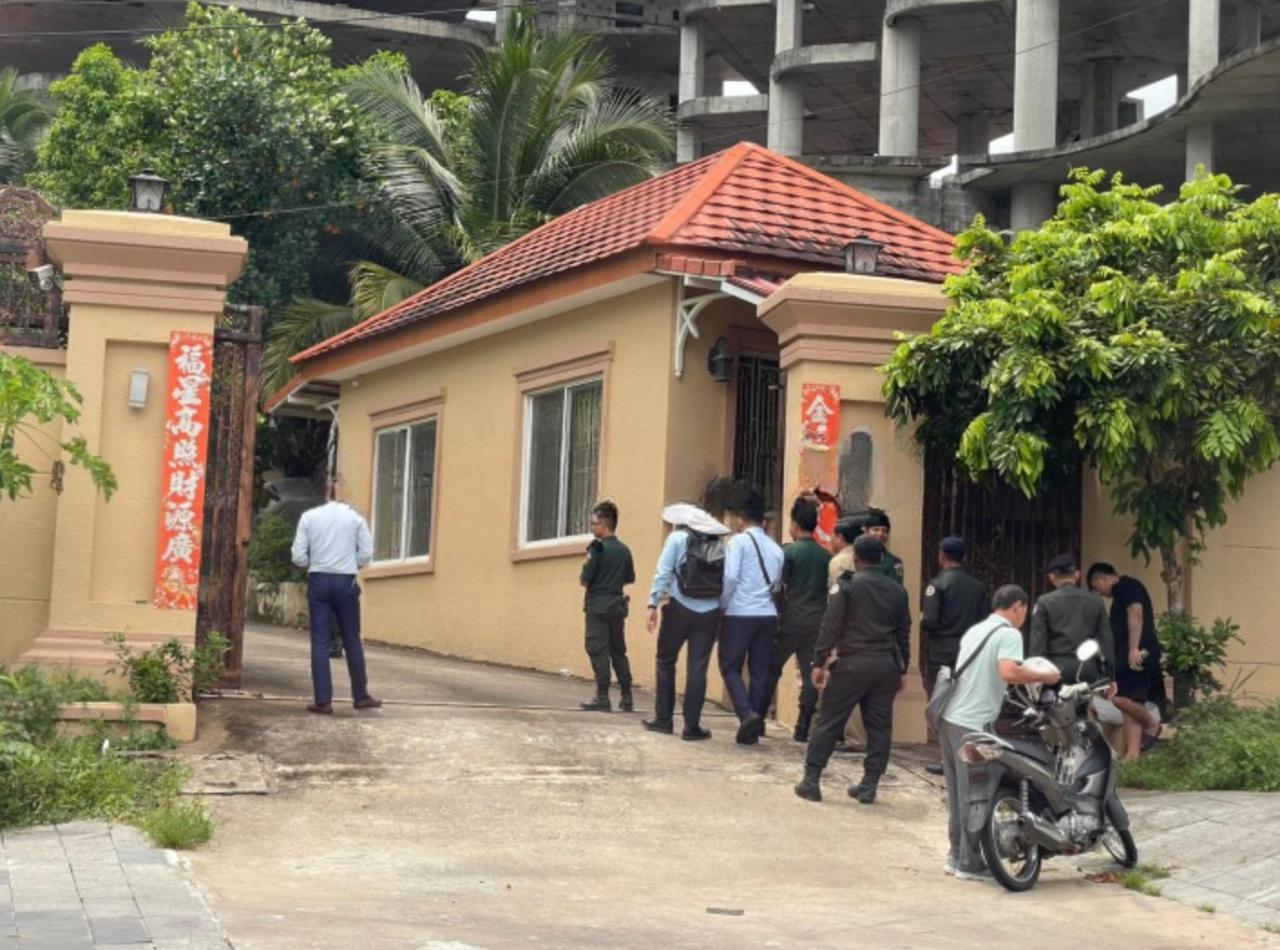 今天,西港市行政统一指挥部对部分民房及别墅展开突击搜查,全力追查非法居留以及暗中非法从事网络诈骗的外籍人员。