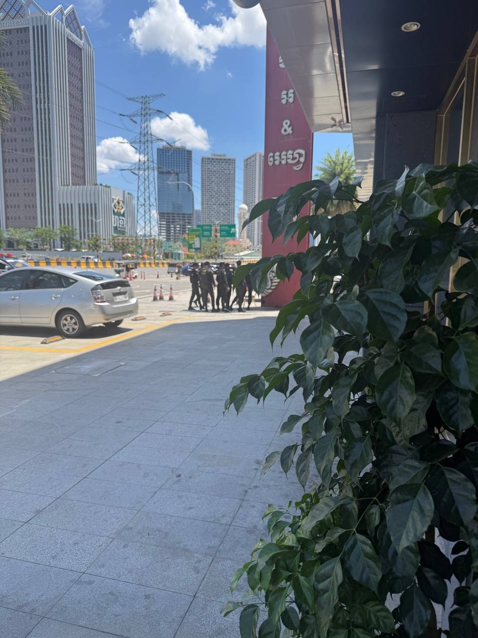 金边富力:今天的警力不亚于昨天 比昨天最少多出一半的警力。携带枪支的,7个人,一个小队