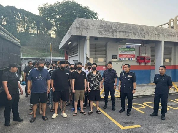 马来新闻:洋房设电诈中心 骗西班牙人 35中国男被控 31人认罪