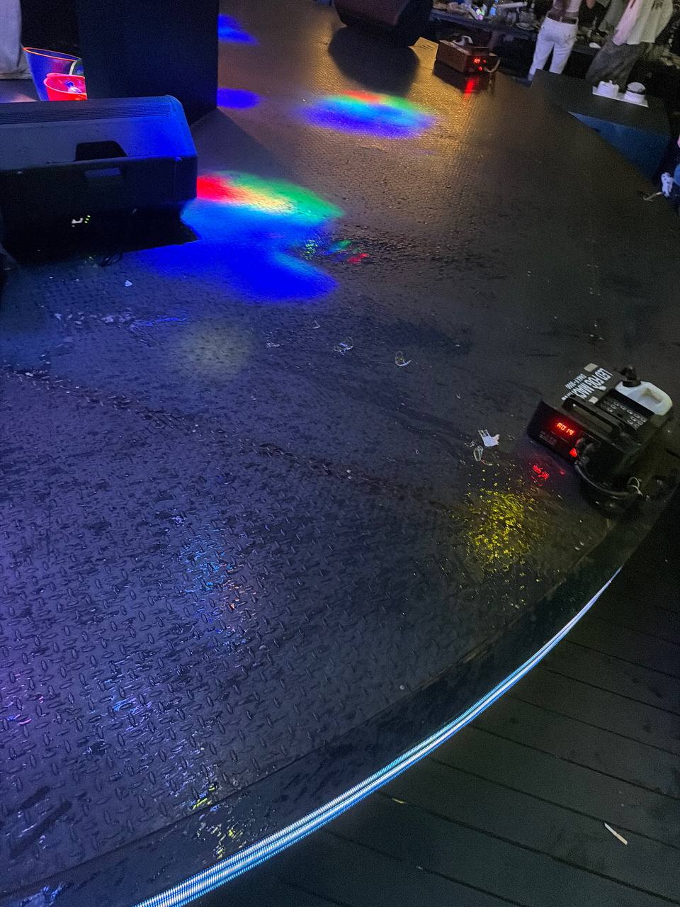 群友反馈:金边GENZs酒吧,喝酒喝着喝着就打起来了,啤酒瓶乱飞,好了好了,白天中国人抓多了,现在抓点本地人也不错,接着音乐,接着舞😂