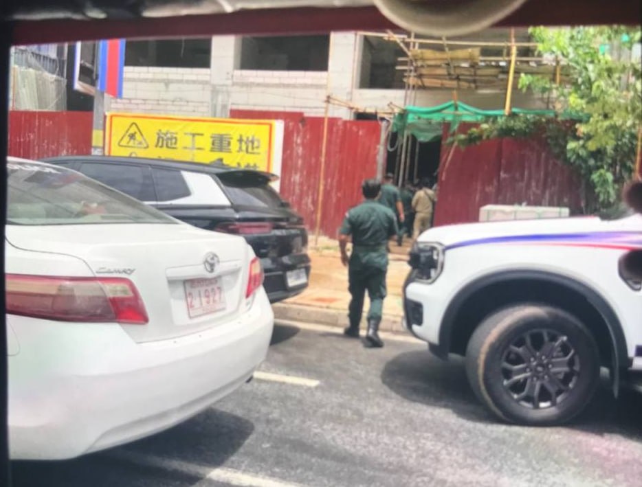 网友反馈:西港金沙华威旁边的烂尾楼里,刚刚进去了不少宪兵警察,据说是里面躲了很多无证件人员。