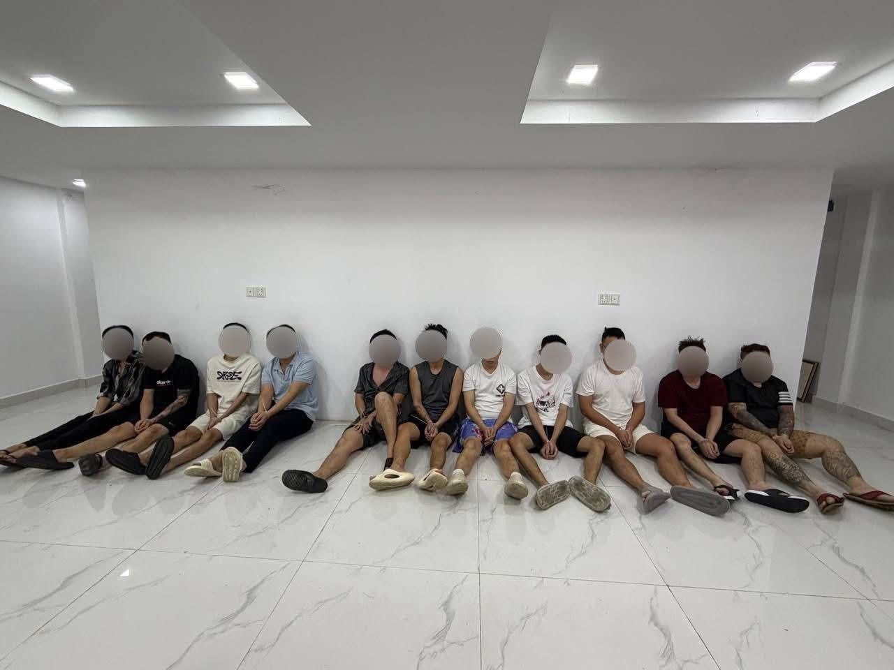 金边今天逮捕11名中国籍男性,查获部分犯罪证据