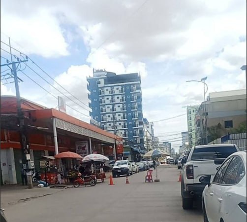 最新消息:波贝市中心蓝色建筑楼被突袭,现场抓了不少人,大巴车已就位。
