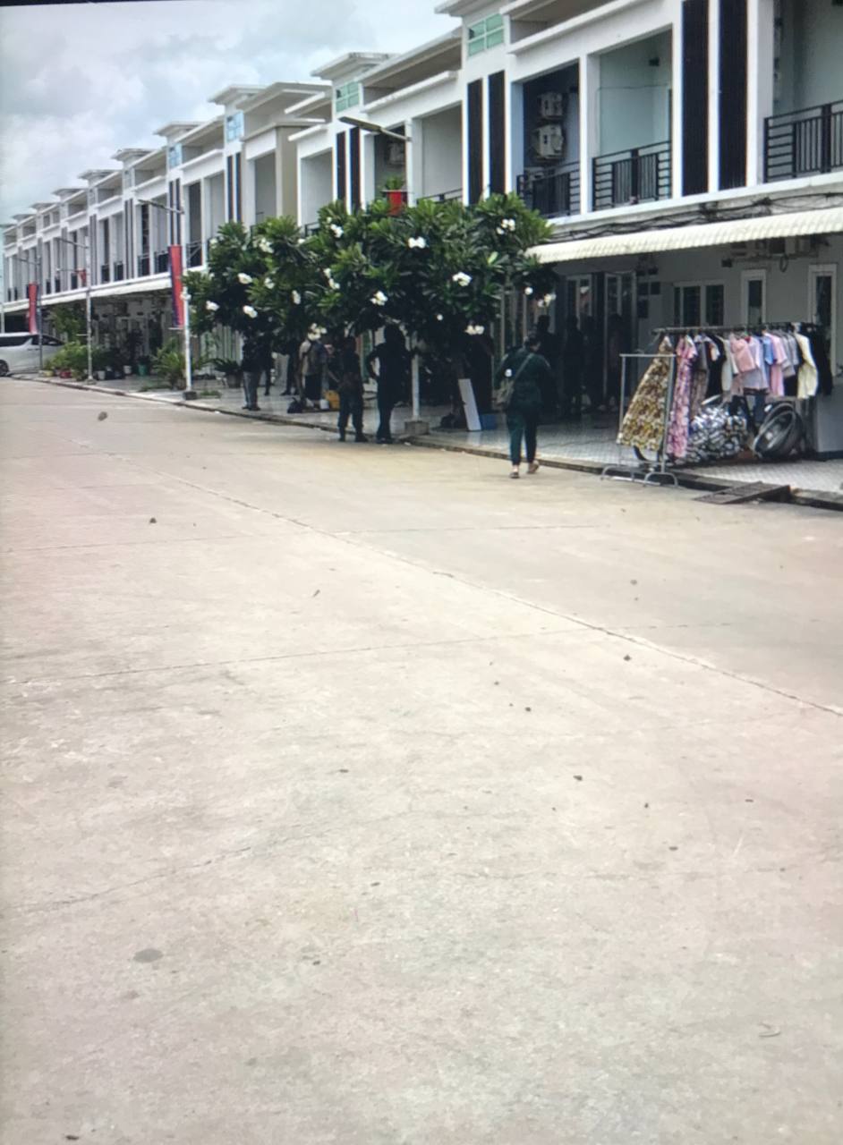 网友反馈:木牌福建小区,曼哈顿广场这里,宪兵正在挨家挨户的上门检查,住这个附近的兄弟要注意了!