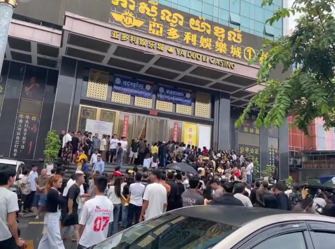 西港严打网诈后赌场过半停业 数百失业者暴雨中应聘