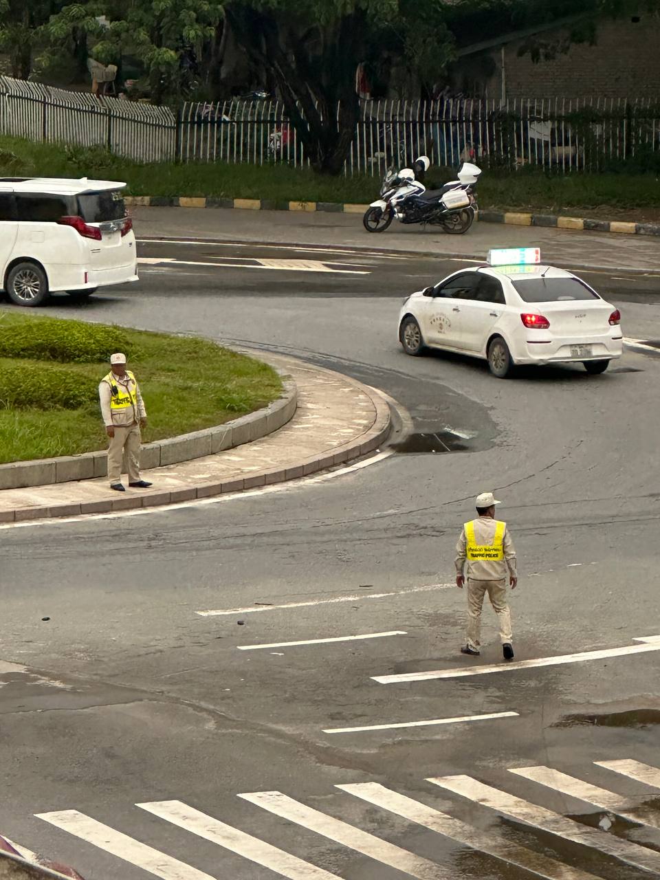 网友反馈:挝金三角特区转盘这里来了好多老挝警察和车队,不知道是不是那个领导来检查。