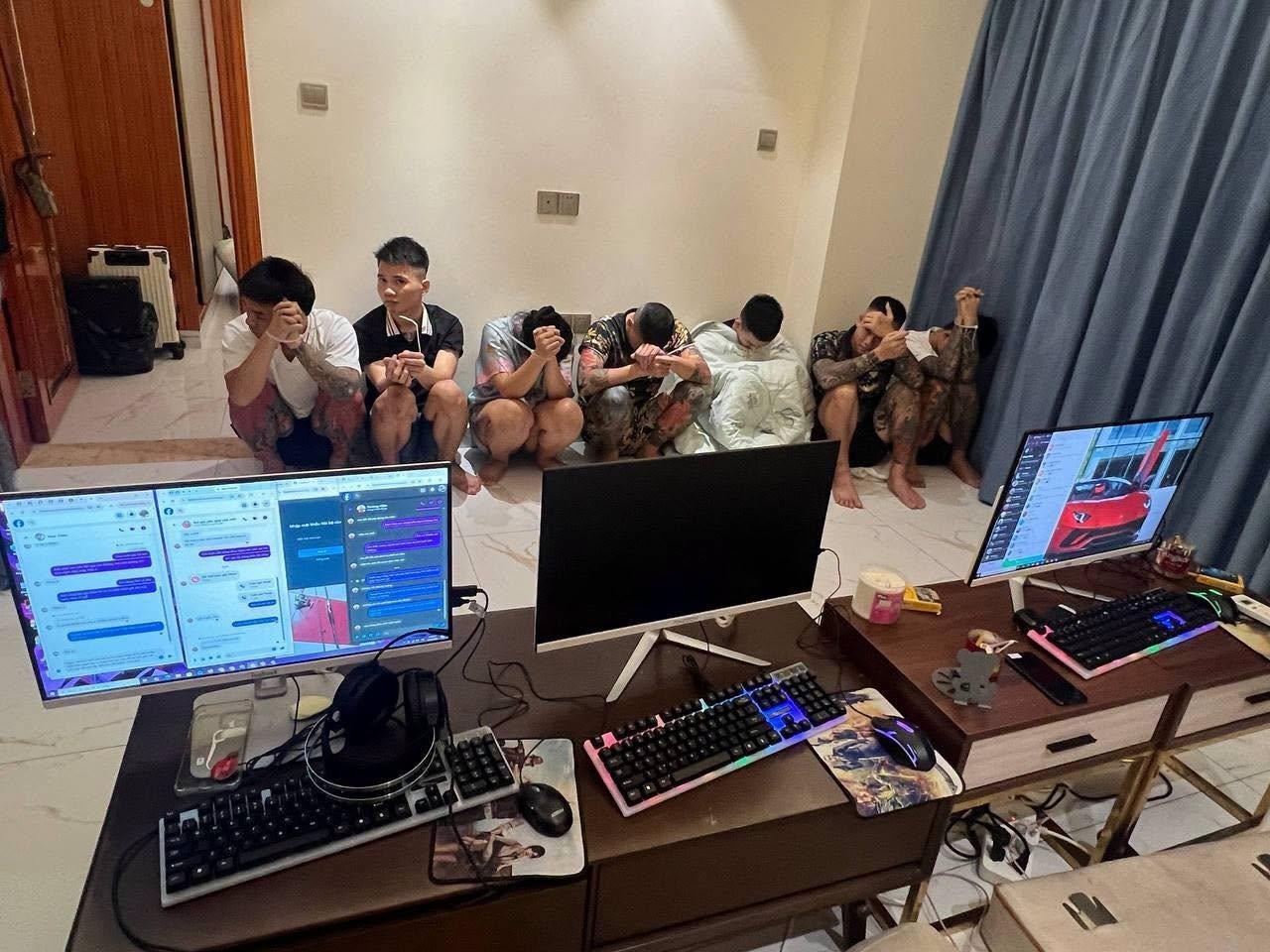 金边警方突袭抓获14名涉电诈越南籍人员
