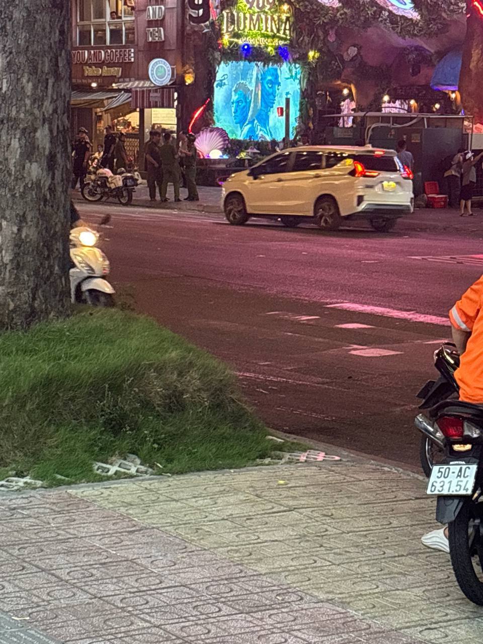 群友爆料: 越南胡志明7郡美食街 至少有20个警察,沿街检查证件,兄弟们注意安全。