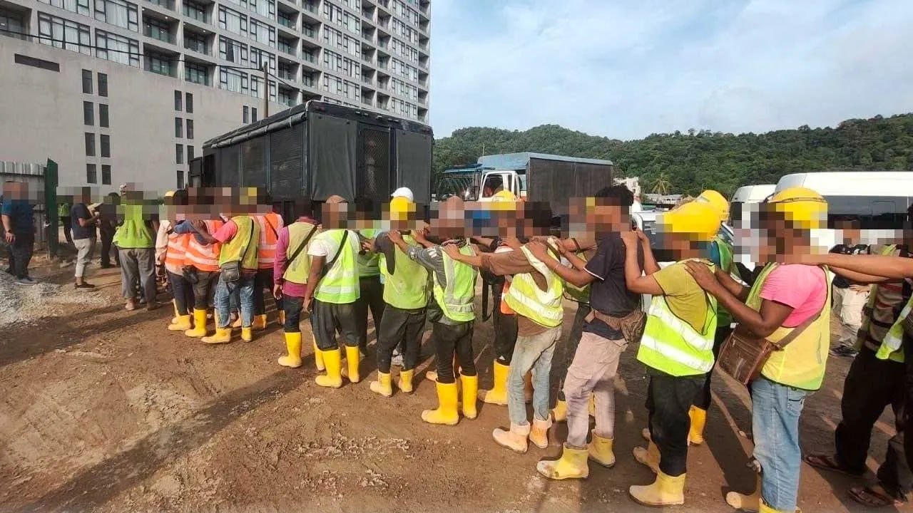 马来西亚资讯:吉打州移民局突击搜查兰卡威一处建筑工地,拘留104名非法移民