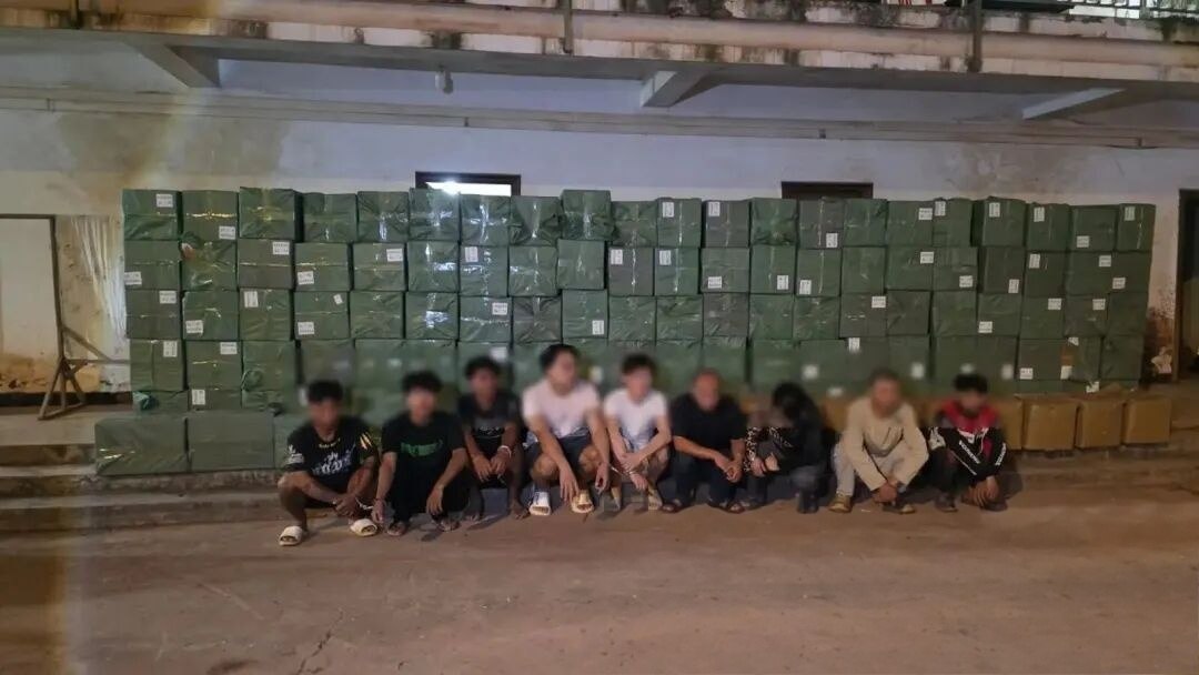 老挝资讯:磨丁警方突查!六轮卡车内竟藏3.56万支电子烟,9人被控制,含5名中国人...
