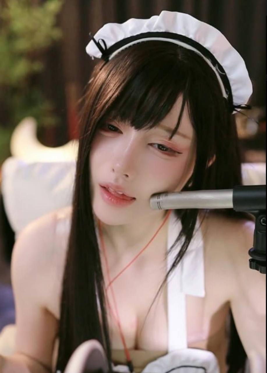 一色雨B站直播间持续输出高强度擦边内容,甜美外表下巨乳晃动和诱人动作引发热议