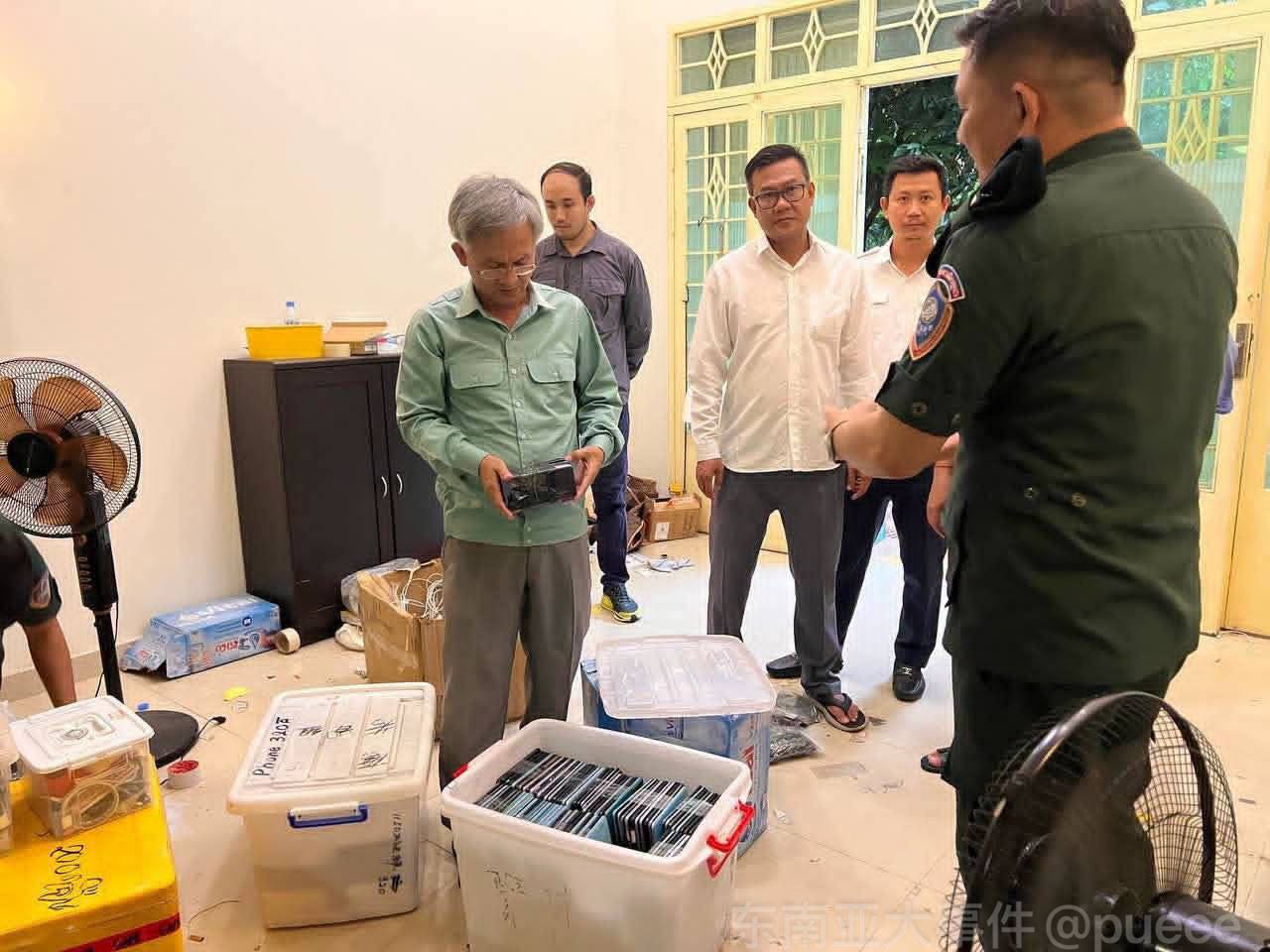 最新消息:今日金边警方摸查联排住宅,查获1700余部手机,逮捕数名中国籍人员。