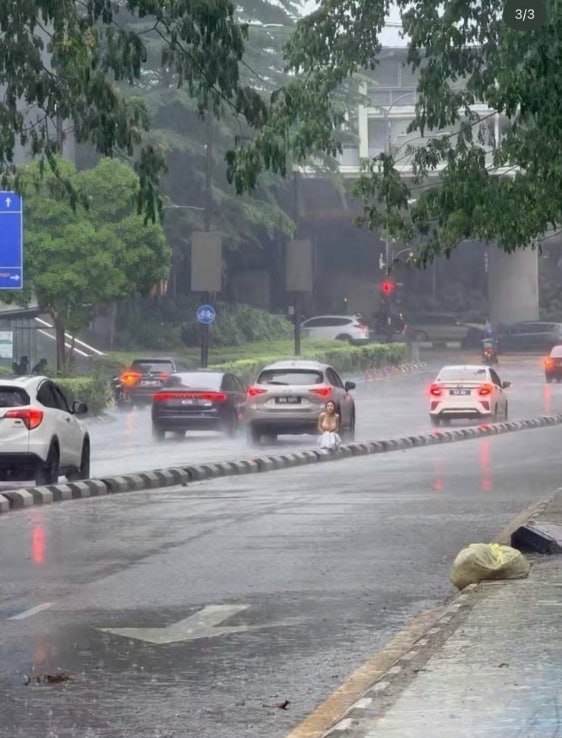 🇲🇾双子塔街头:中国女子脱去外衣高举中国护照,全程沉默拒绝和大马警察沟通 只求面见中国大使馆人员!
