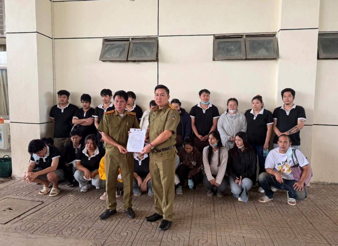 老挝新闻 老挝磨丁经济特区一处大型电诈窝点被警方捣毁,135名涉案人员被捕
