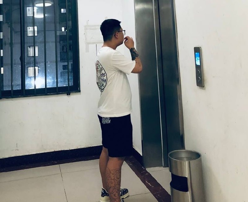群友爆料:这是一名年仅18岁、心狠手辣的小孩,真实姓名李轩,在柬埔寨绰号叫“十七”,四川人。