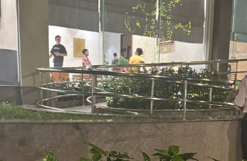 突击检查:越南胡志明10多个警察进去了,晚上市政府检查9郡整个区域,各位兄弟多注意,安全第一