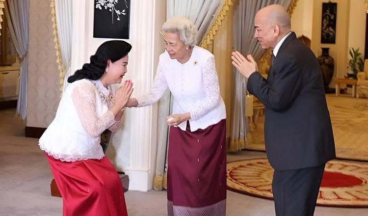 国王与王太后向柬埔寨红十字会捐赠10万美元用于人道主义援助