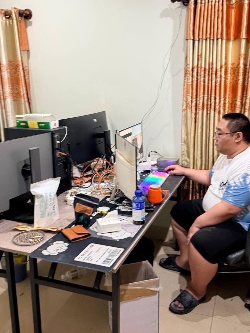 柬埔寨新闻:西港打击网络诈骗行动,警方突查一处网络诈骗窝点,13名外籍人员被带走调查