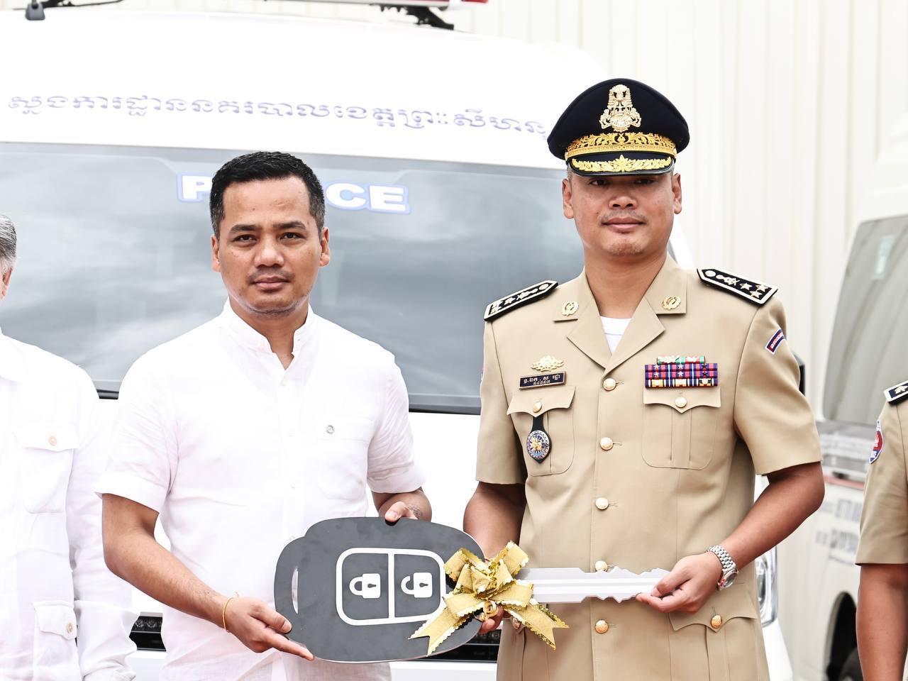 柬埔寨内政部长 苏速卡向西港警方捐赠5辆工作用车 助力提升执法效能