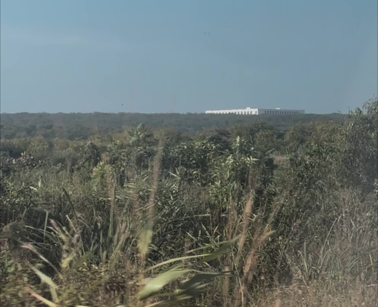 网友求助:原位于柬埔寨戈公山上一处白色四层楼房园区的人员,近期已被整体转移至老挝万象首府占巴布里区萨旺村萨旺—丰通路附近的一处别墅内,目前该地点为主要活动场所。