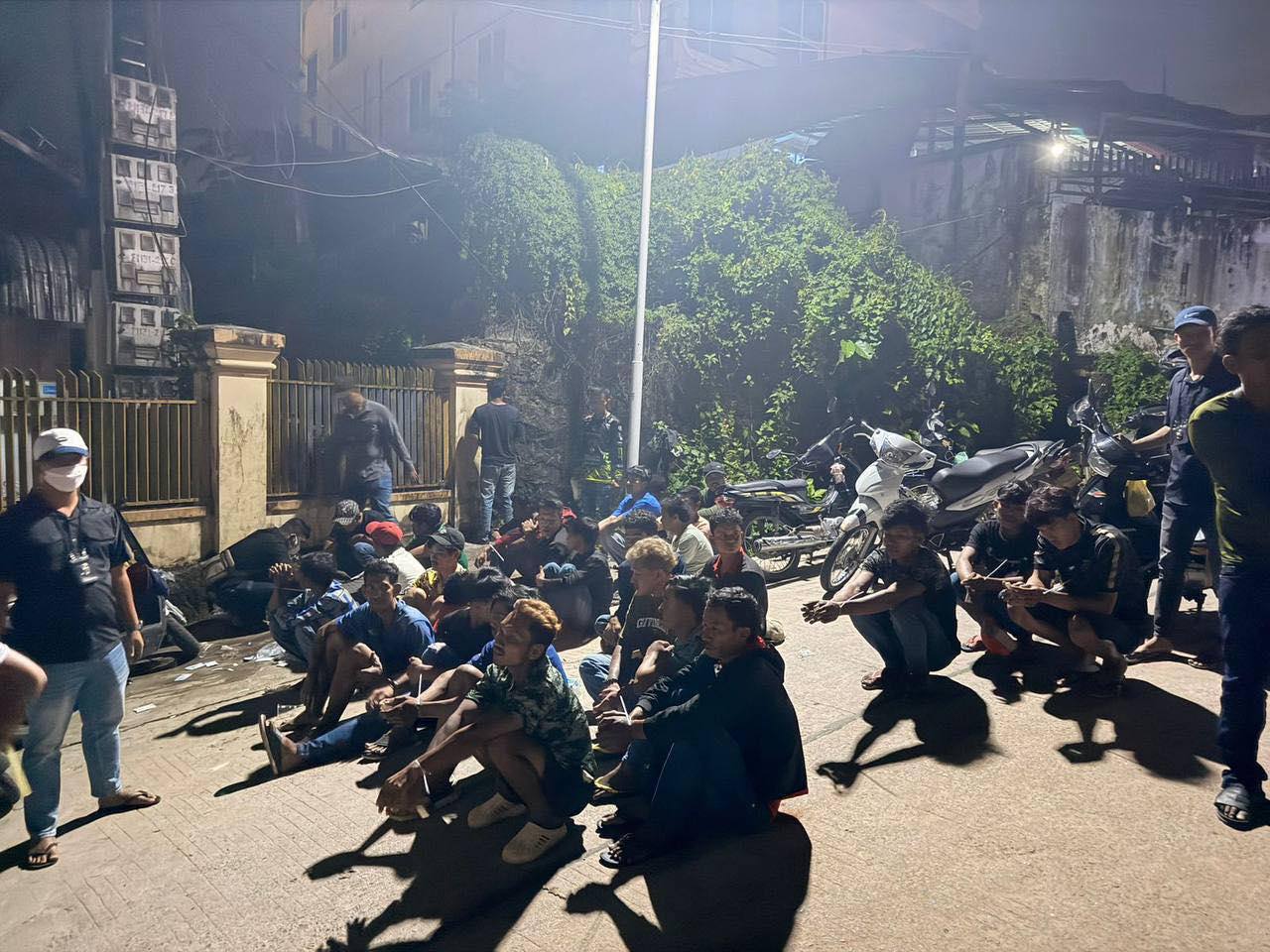 西港警方突击行动抓获27名涉毒人员