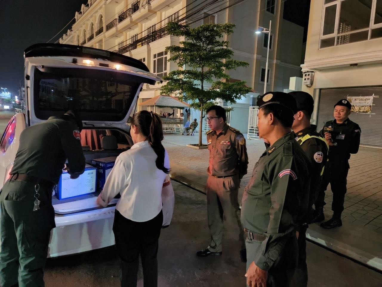 柬埔寨资讯 金边市Dangkor District统一指挥委员会,在副区长Tuoy Chan的带领下(代表区长Kim Ny),继续开展针对武器和爆炸物的检查行动。