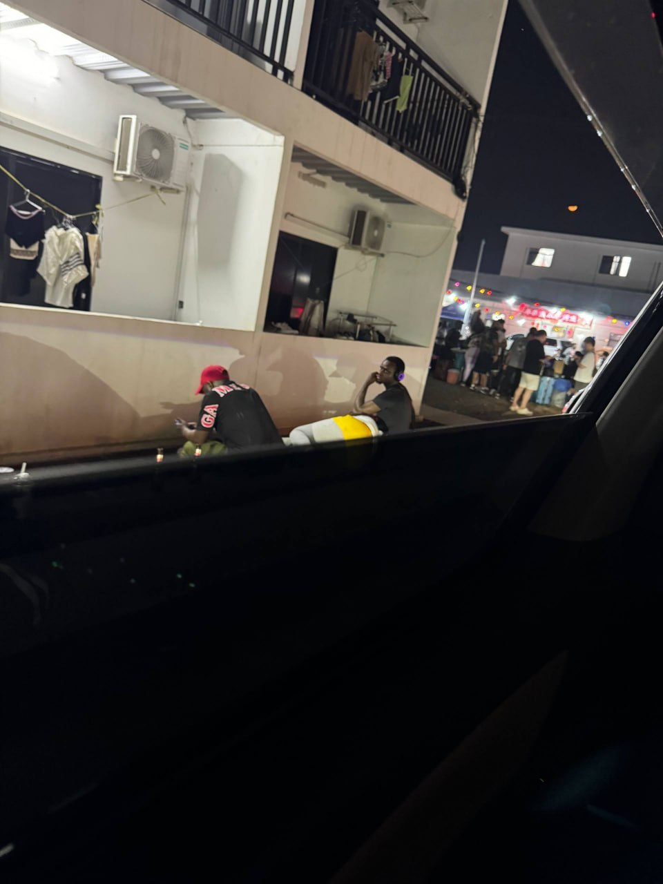 网友反馈 :波贝某园区继昨天晚上人员大撤离之后今天门口街上园区门口开始聚集警察了