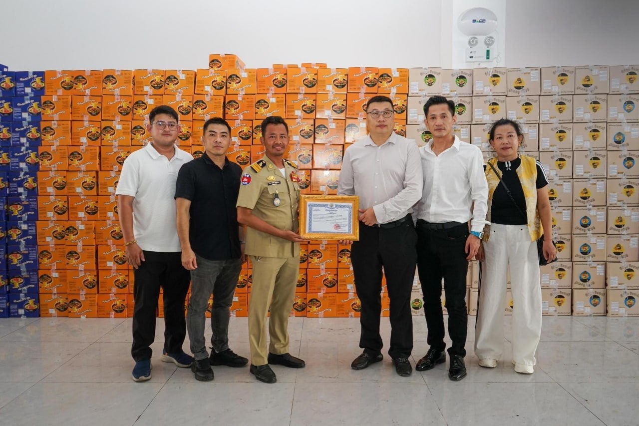 江苏商会向柬埔寨移民总局捐赠3000箱方便面,援助涉网络诈骗被羁押中国公民