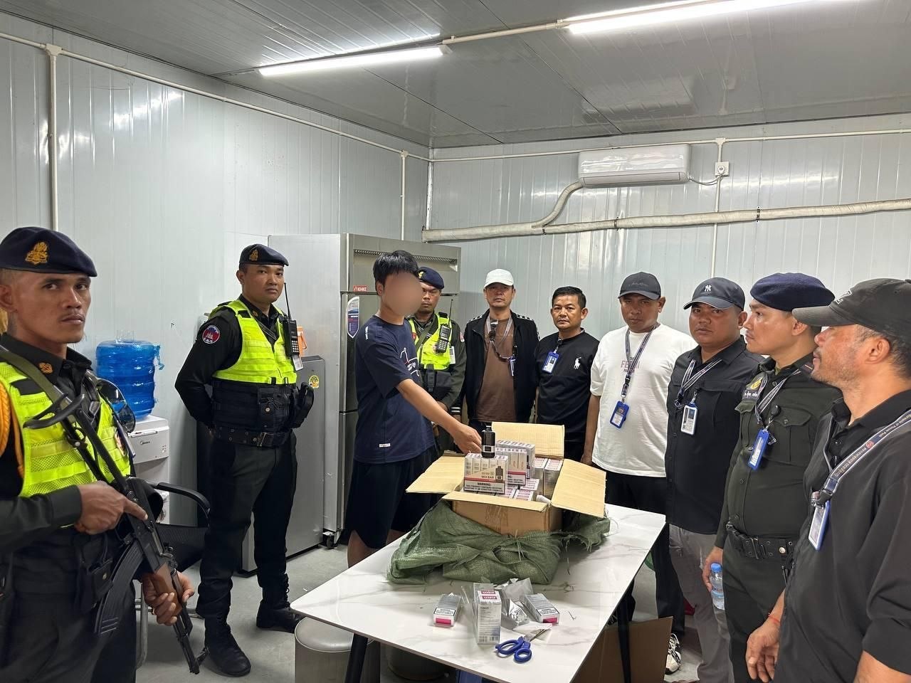 金边宪兵查获2600盒电子烟:一中国老板被抓!