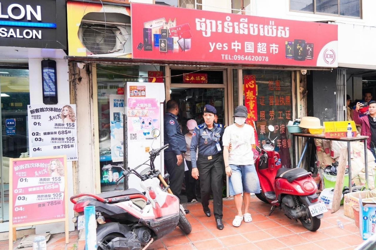 金边宪兵捣毁色情用品销售点