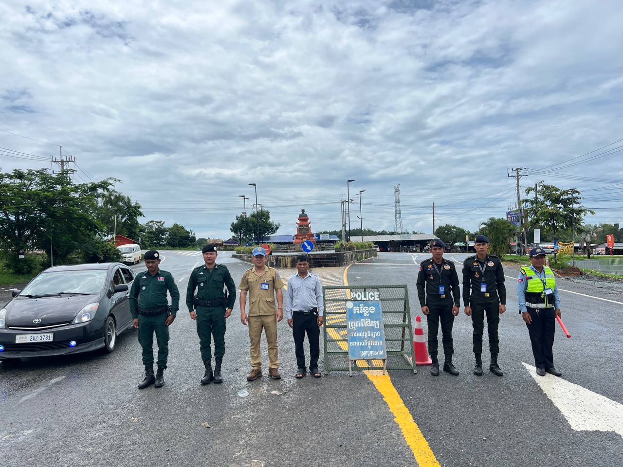 网友提醒:戈公路口有警察,检查护照以及网络诈骗的,路过的注意了。