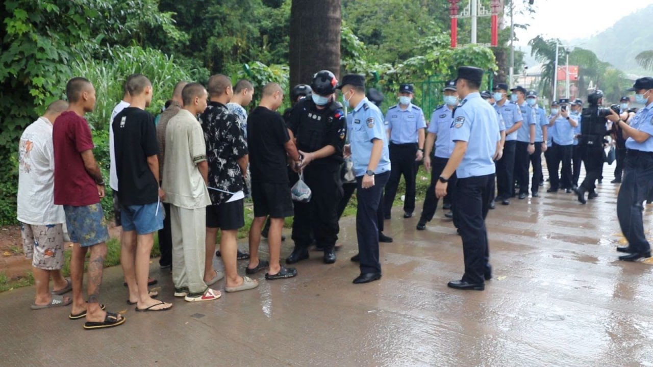 老挝资讯:95名涉嫌违法犯罪的中国公民移交中国警方带回处理。