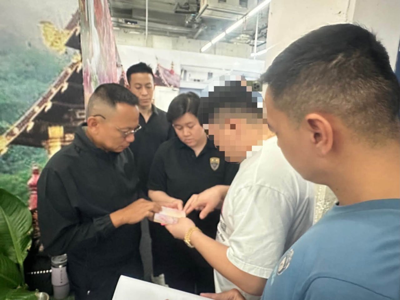 泰国资讯:清迈移民局查获中国男子使用伪造护照申请续签 涉伪造证件被依法逮捕