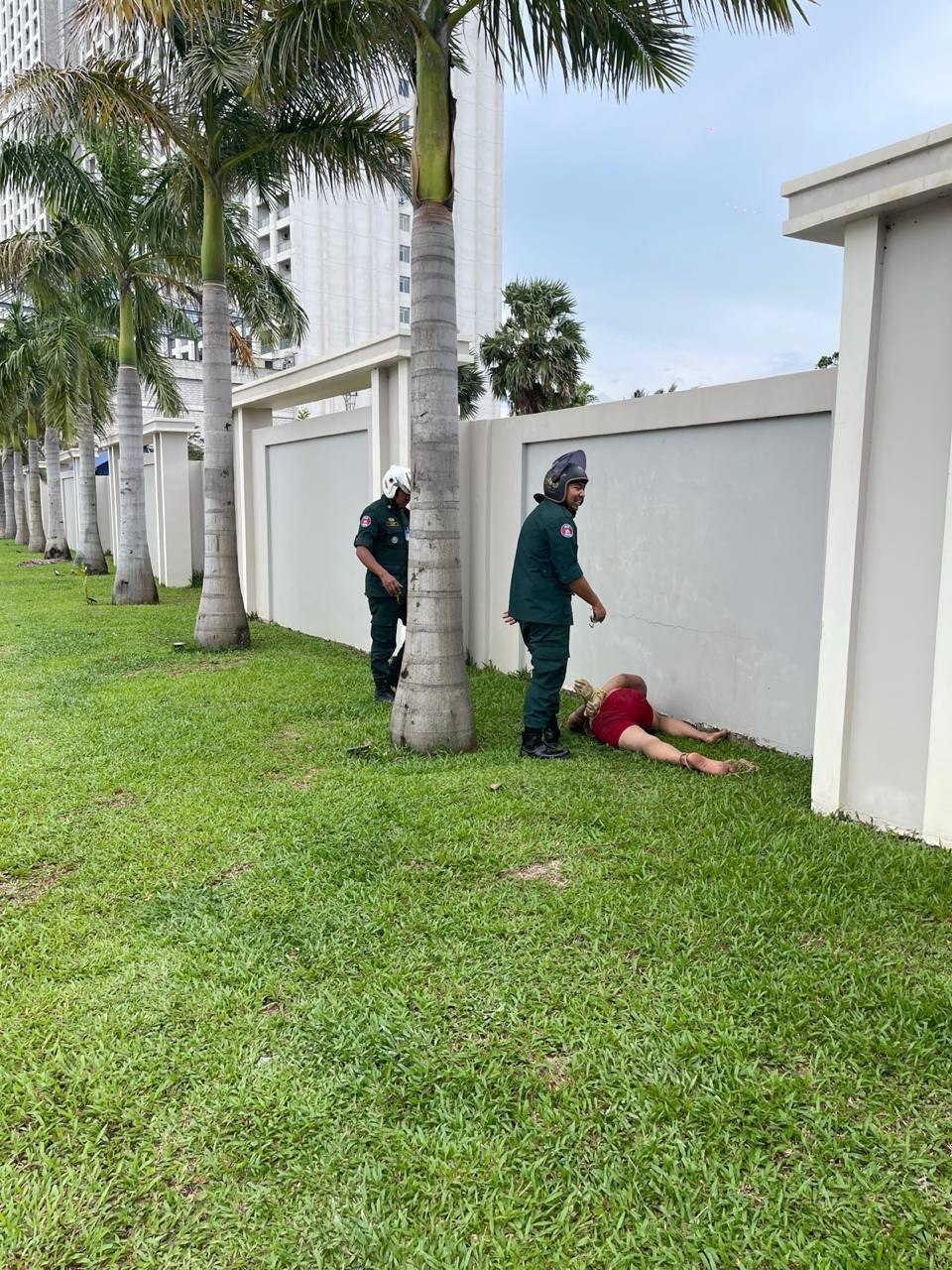 最新消息:西港这名中国男子之前被怀疑遭到绑架,手还被绑着。