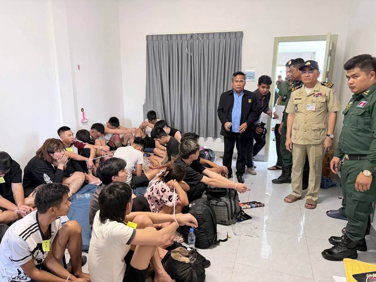 柬埔寨资讯: 木牌突袭一处建筑,多人涉嫌网络诈骗被捕