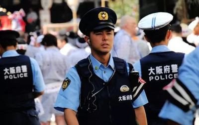 东京警视厅正在进行大规模搜捕行动,重点搜捕国际刑警组织红色或蓝色通缉令的人员。