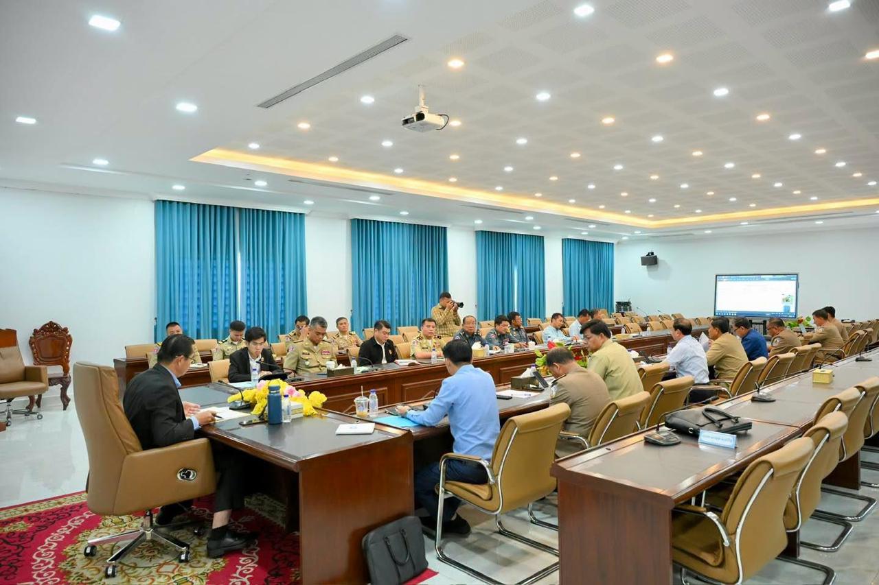 今天上午,西港省政府开了个比较重要的会:审查部分公司解封申请。西港省检察官、警察局长等官员都有参会。