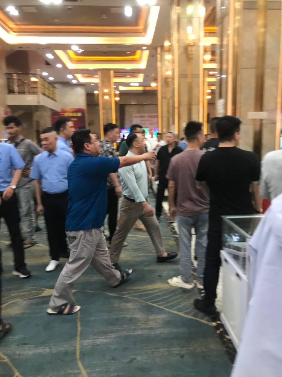 群友爆料:亚多利麒麟厅打起来了 内保框框出来 拿着警棍就是锤